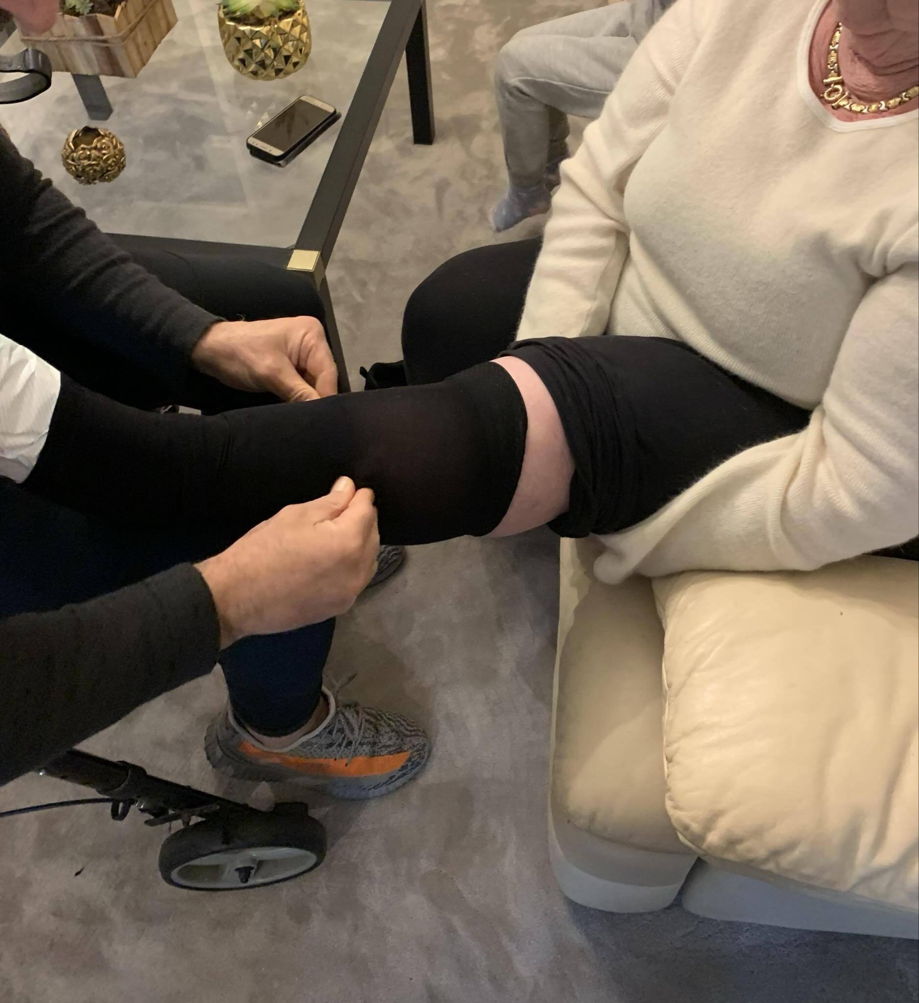 persoonlijke-verzorging-steunkousen-thuiszorg